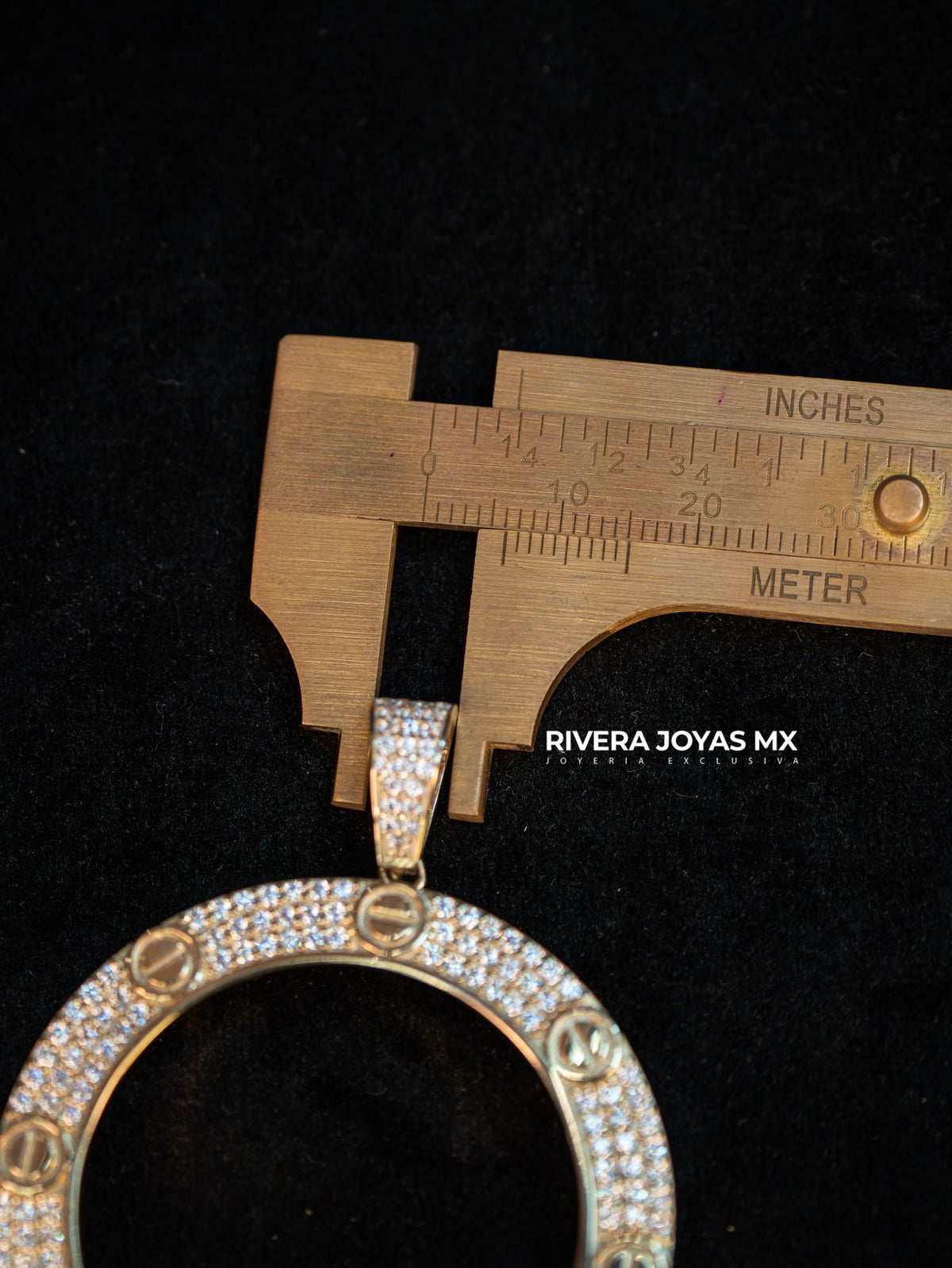 Bisel para centenario con zirconias suizas largas 4.7 cm 10k