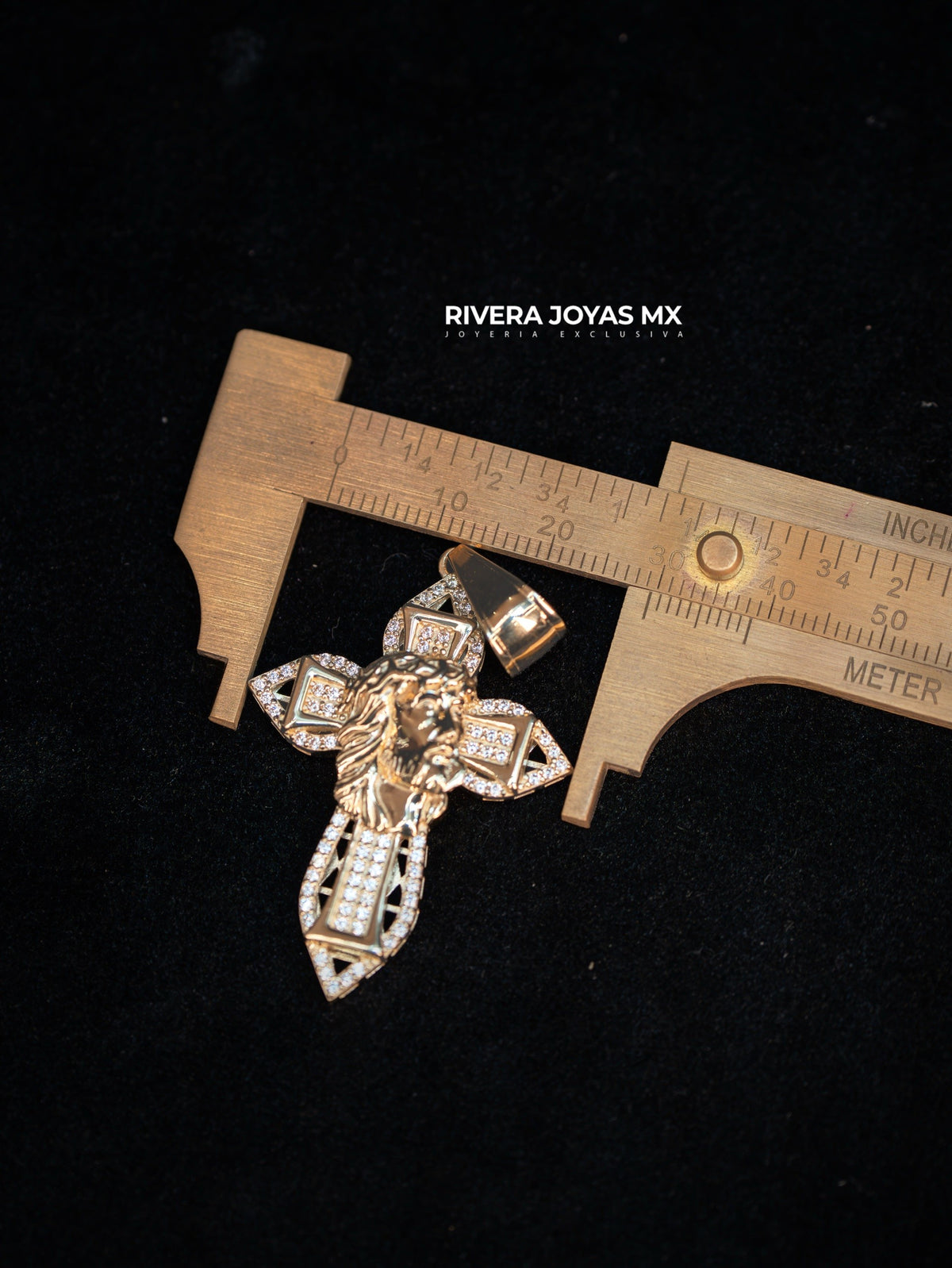 Dije Crucifijo Rostro de Cristo Pavé en Oro 10K