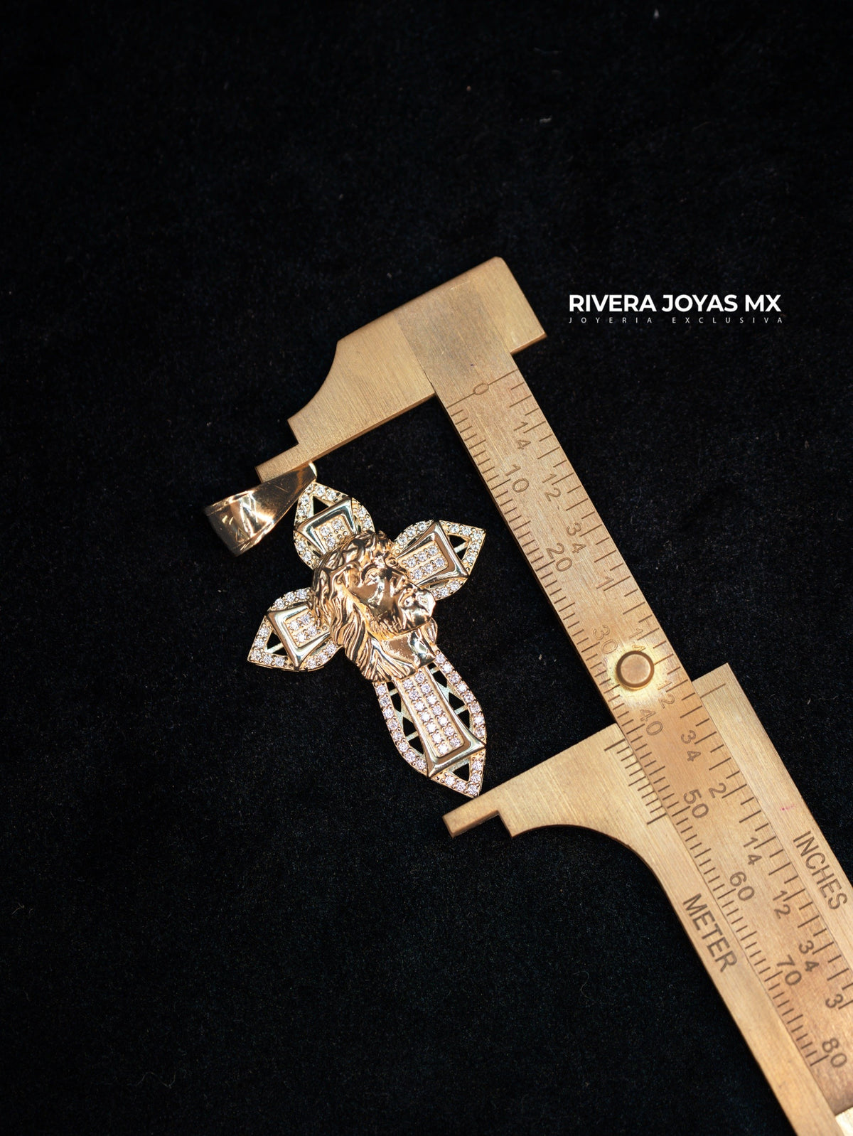 Dije Crucifijo Rostro de Cristo Pavé en Oro 10K