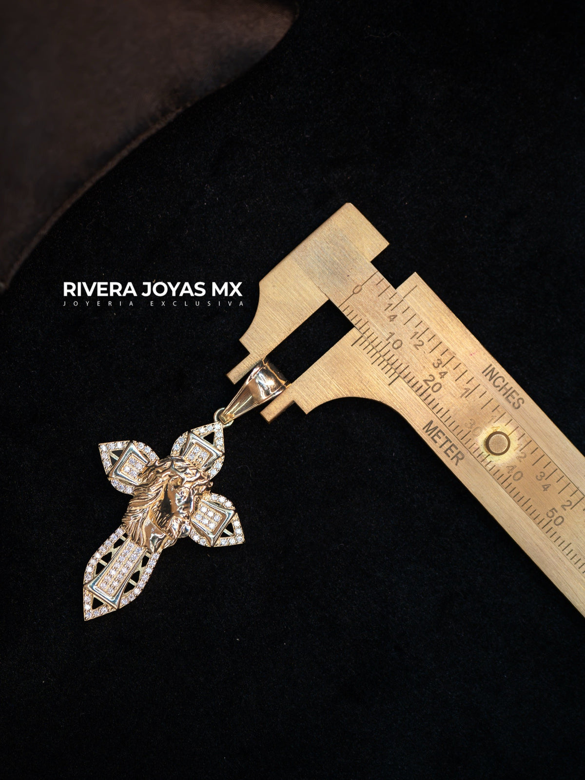 Dije Crucifijo Rostro de Cristo Pavé en Oro 10K