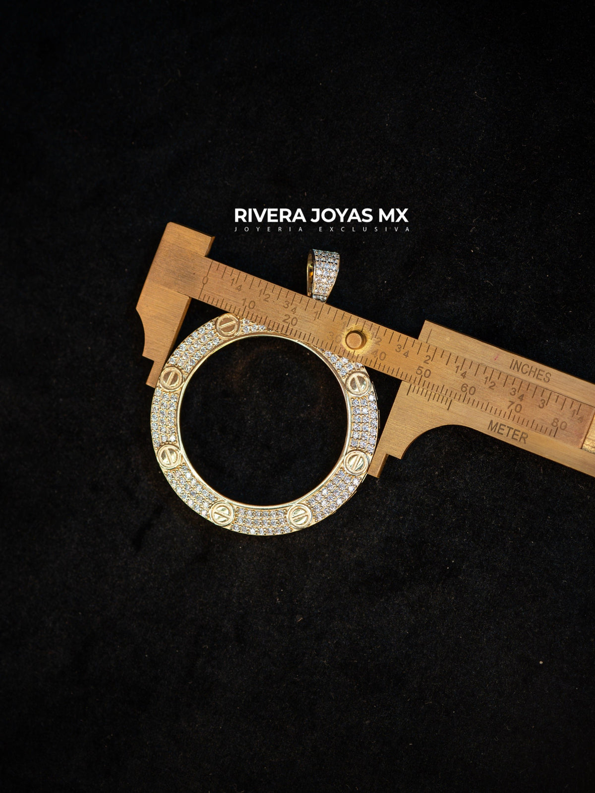 Bisel para centenario con zirconias suizas largas 4.7 cm 10k