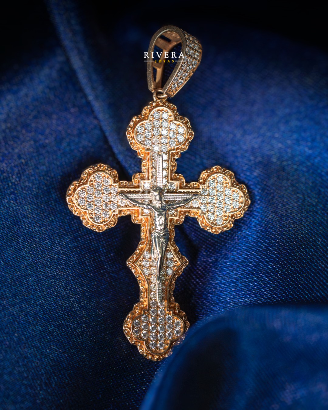 Dije de Cruz con Cristo rodizado en oro rosa full piedra 10k